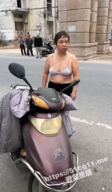 广东汕头 交警拦查摩托车 泼妇脱衣服耍泼无赖成当地热搜！-51吃瓜网