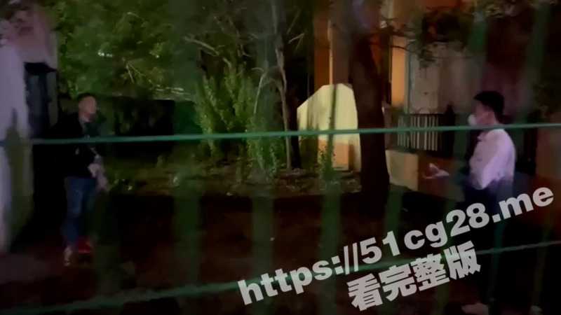狭路相逢勇者胜 两名精神小伙 在巷尾持刀互砍 相当激烈 这就是现实版的古惑仔么-51吃瓜网