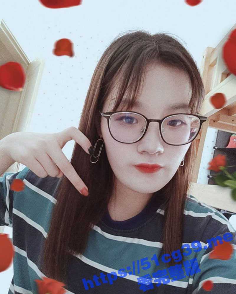 白天斯文眼镜妹 夜里风骚巨乳眼镜娘 在家中自慰一线天骚穴 逼毛挺浓密的 给自己摸到出白浆 - 51吃瓜网-51吃瓜网