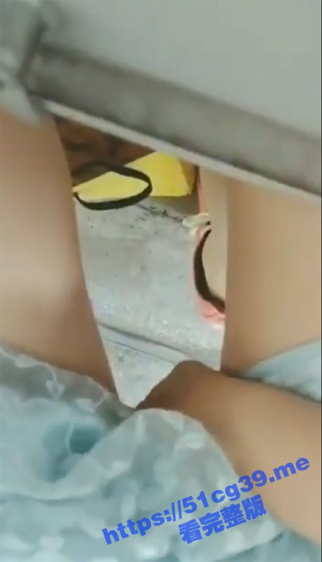反差教师竟然在上课期间 上课都不穿内裤 躲在讲台后面自慰 真是为人师表的好老师-51吃瓜网