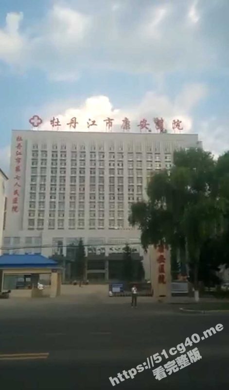 黑龙江牡丹江市街头的大屏幕上惊现男女俩人动作大片 路人纷纷停留拍照留念-51吃瓜网