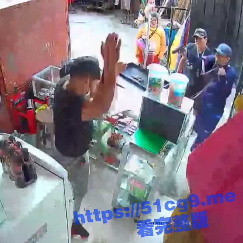 血腥场面！光天化日下一小卖部老板 被仇人一枪爆头 喷血倒地抽搐死亡！ - 51吃瓜网-51吃瓜网