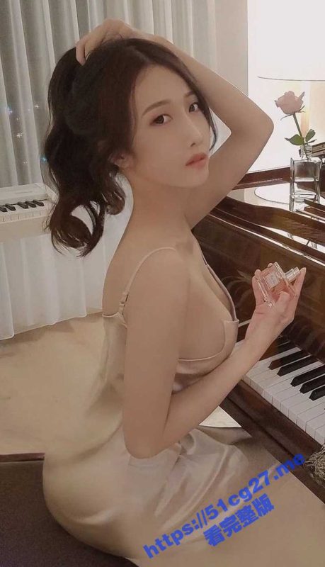 台湾 平时冷酷高贵气质巨乳钢琴老师 伊美娜和男友不雅自拍片流出-51吃瓜网