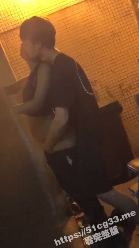香港外籍情侣 在兰桂坊酒吧后街直接开操  香港果然寸土寸金开个房都开不起-51吃瓜网