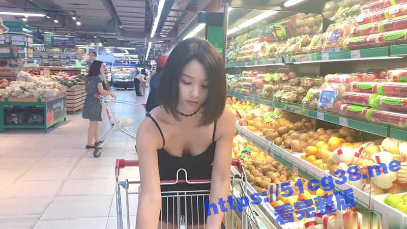 反差母狗真空逛超市还撩起黑丝裙露出 随便买个东西结完账就迫不及待的上车拿出来自慰棒自慰-51吃瓜网