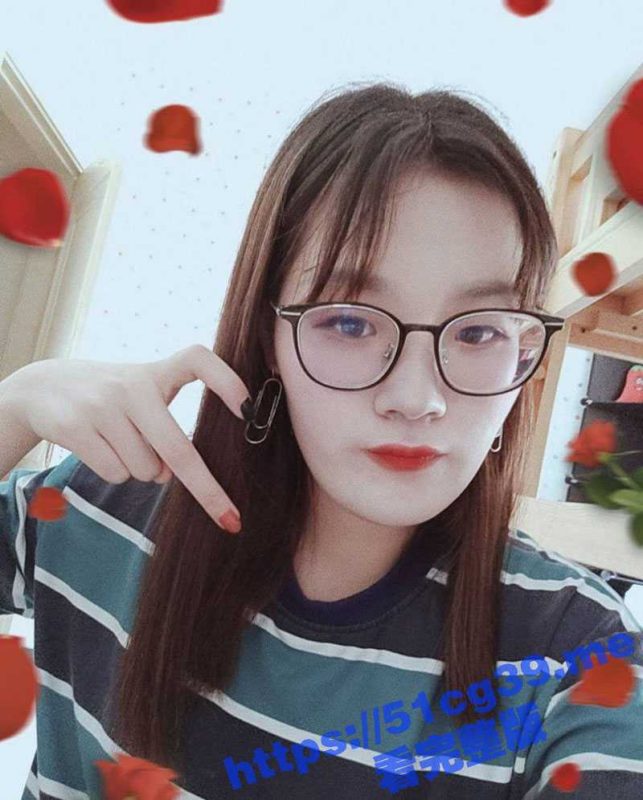 白天斯文眼镜妹 夜里风骚巨乳眼镜娘 在家中自慰一线天骚穴 逼毛挺浓密的 给自己摸到出白浆-51吃瓜网
