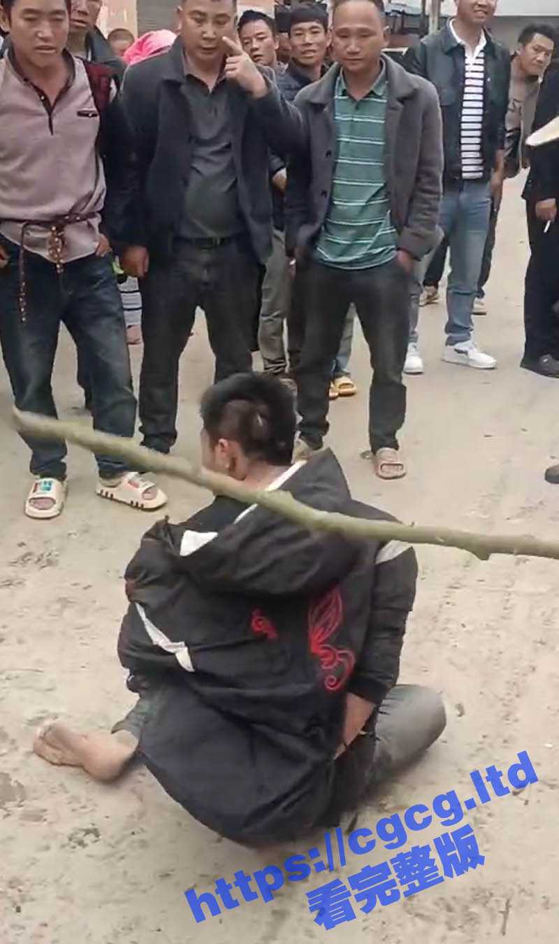 小偷偷车被抓 惨遭村民捆绑起来用木棍围殴暴打惨叫 这下好了吧 看你以后还敢偷东西不 - 51吃瓜网-51吃瓜网
