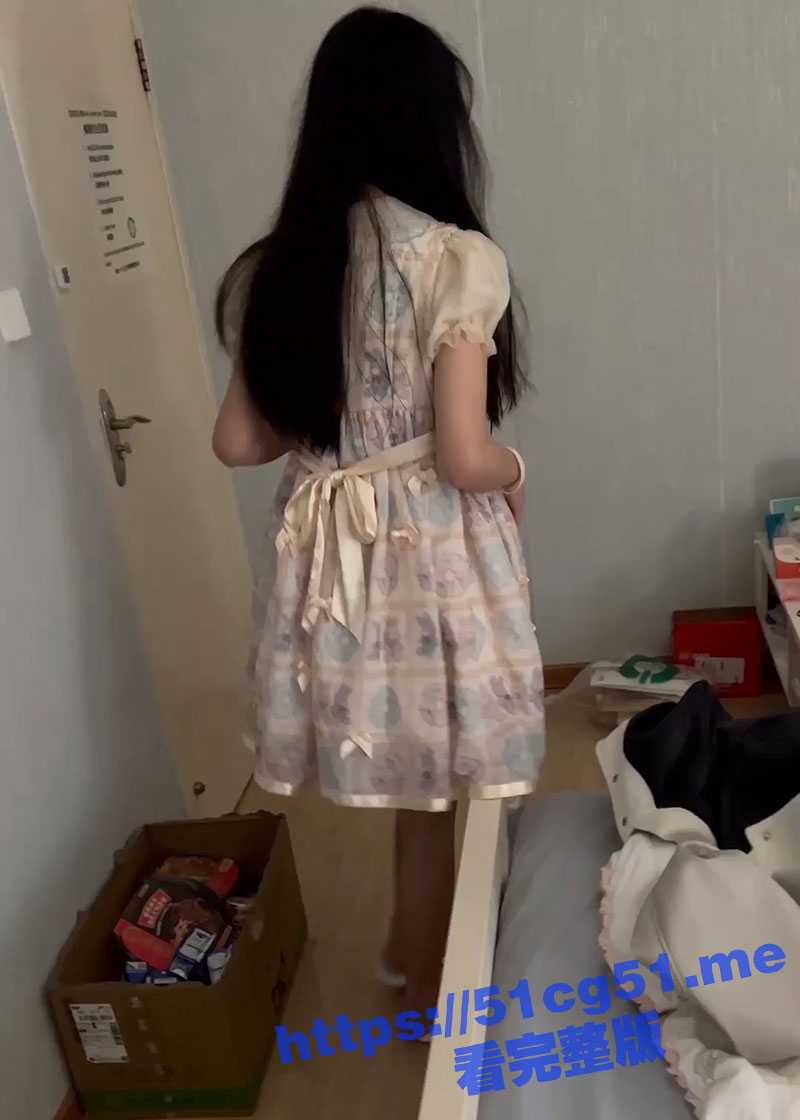 精神小伙把洛丽塔嫩妹带回自己的出租屋内 强迫录着视频让其口爆做爱！又一朵鲜花被祸害了 - 51吃瓜网-51吃瓜网