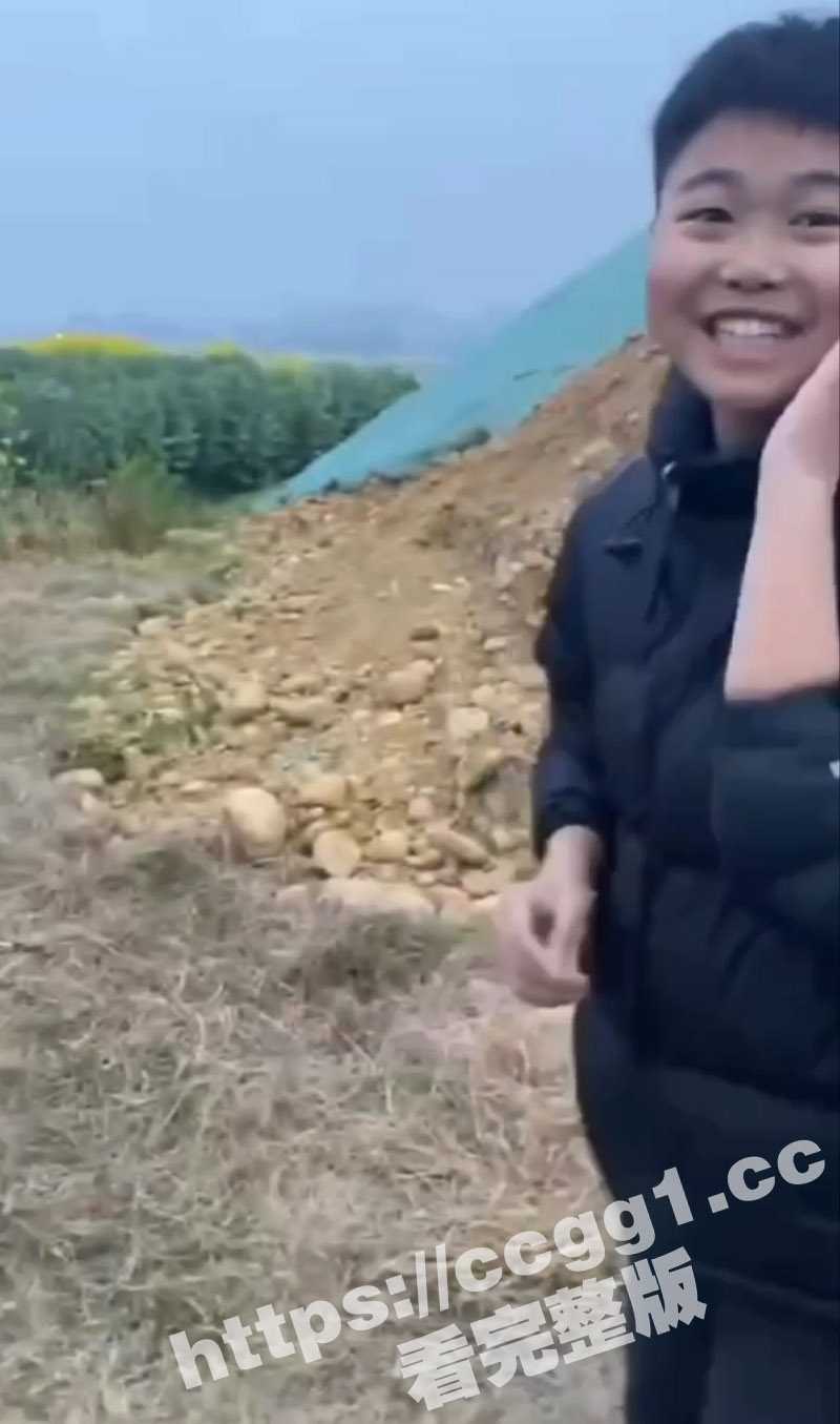 四川泸州市高中美女被几个精神小妹霸陵 一个飞踹把美女踹倒在锤头殴打 美女不得已只能下跪磕头求放过 - 51吃瓜网-51吃瓜网