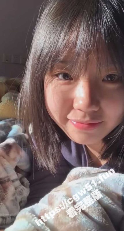 南京财经大学清纯学妹 吴欣仪 宿舍内疯狂抽插自己的小嫩穴 插一会拔出来舔一舔 尝尝自己淫水的咸淡再继续插-51吃瓜网