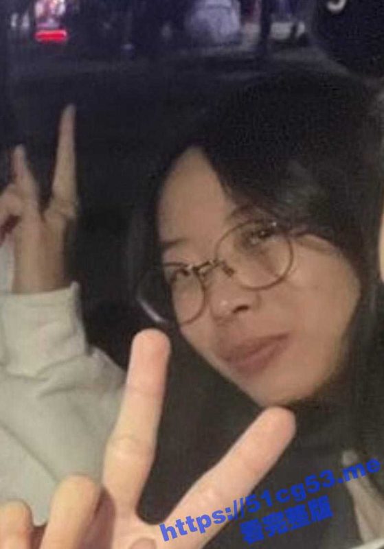 19岁大一眼镜妹 校园公交车 在班里被轮着操 奶子虽然不大 但小馒头逼的户型还是不错的！-51吃瓜网