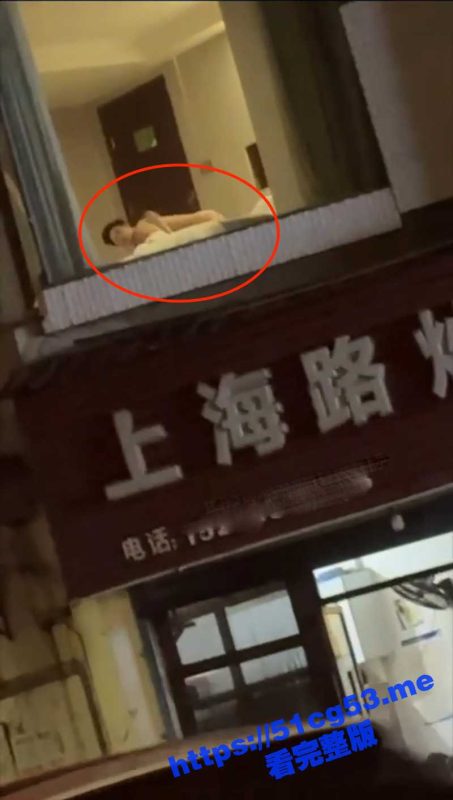 上海路炒粉火了！草着床上的 看着窗外的 哥们你是个狠人！-51吃瓜网