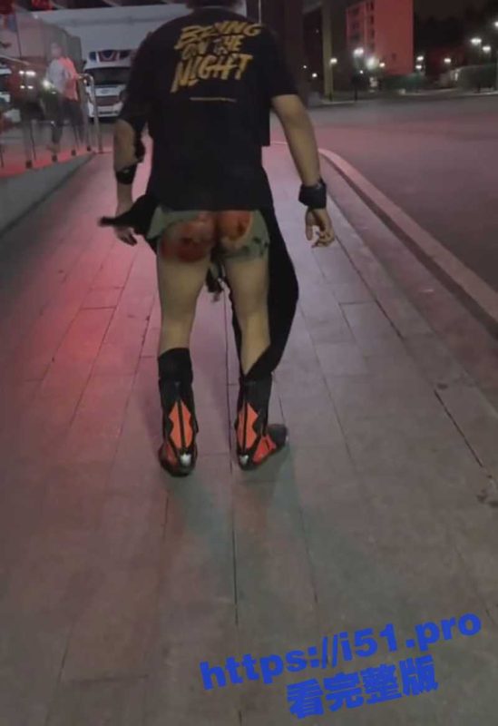 屁股刹车第一人！精神小伙深夜马路秀车技 车翻用屁股刹车 裤衩子都磨没了！-51吃瓜网