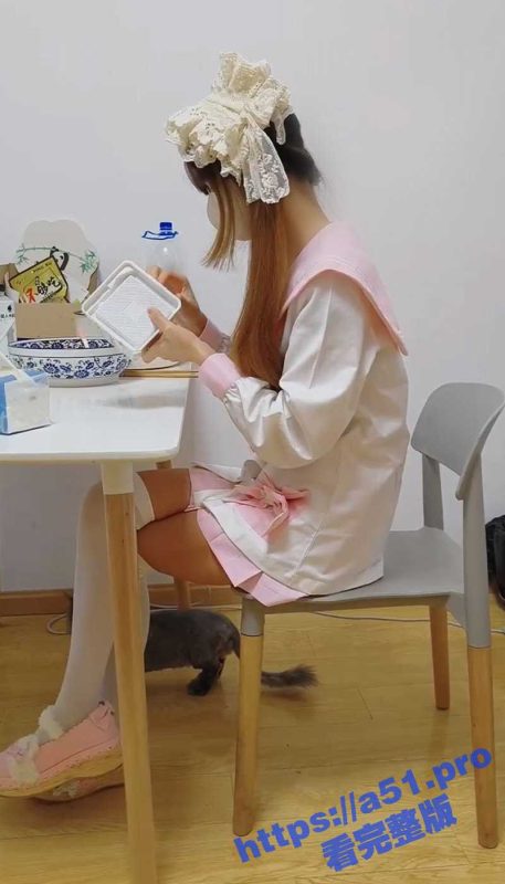 萝莉少女 软软兔 小白袜玛丽珍鞋超可爱的LO裙 小女仆做饭时被爸爸强制进入小穴 小女仆被操得狂叫不停-51吃瓜网