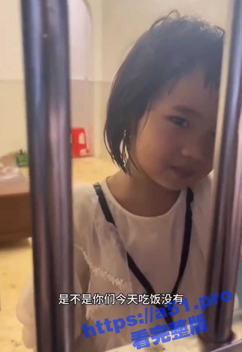 海南澄迈 老板送餐发现家里关了3名儿童 最小的还只会爬行！好几天没饭吃 地上到处是粑粑！ - 51吃瓜网-51吃瓜网