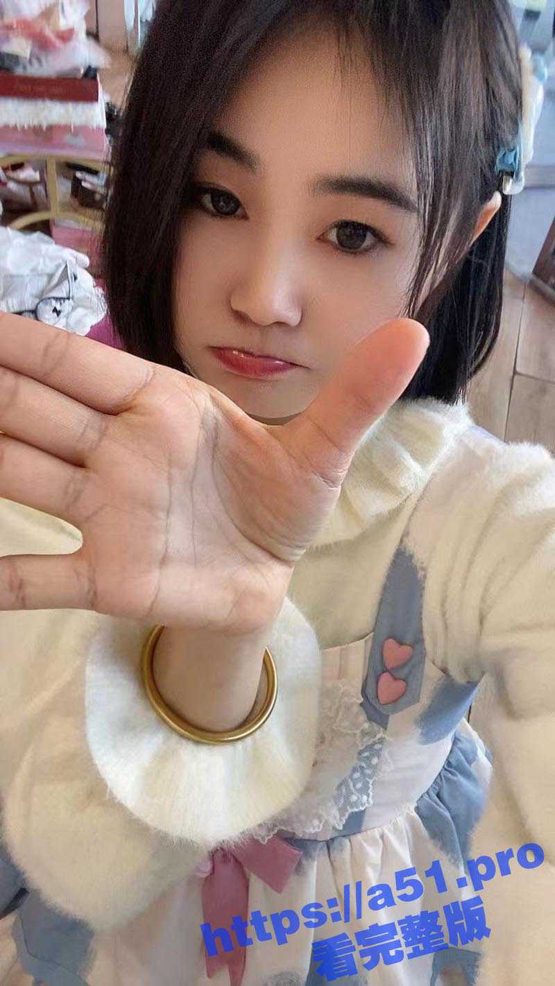 在约炮软件上约的一只小母狗 喜欢穿各种制服被后入 很会玩的一个妹子 身材颜值都是一流的 - 51吃瓜网-51吃瓜网
