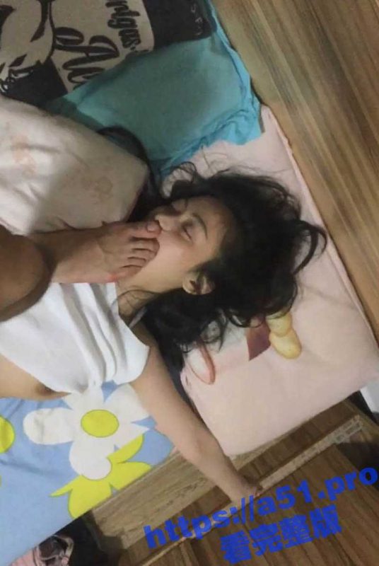 舞蹈学院女神 唐晓莫 惨遭大神眼镜哥迷奸！臭脚踩脸抚摸长腿 被各种玩弄 完整视频流出！-51吃瓜网