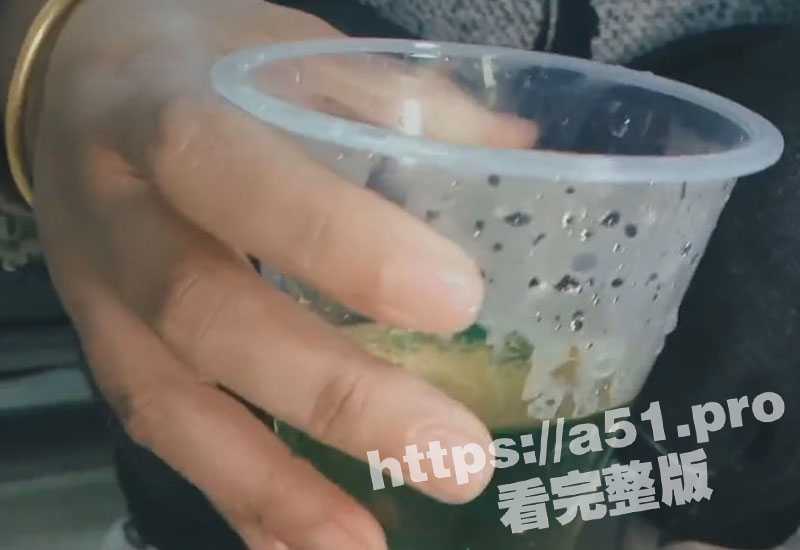 重口味！骚逼母狗为完成主人的任务 录制放尿视频！先尿在杯子里面 然后再喝下去！-51吃瓜网