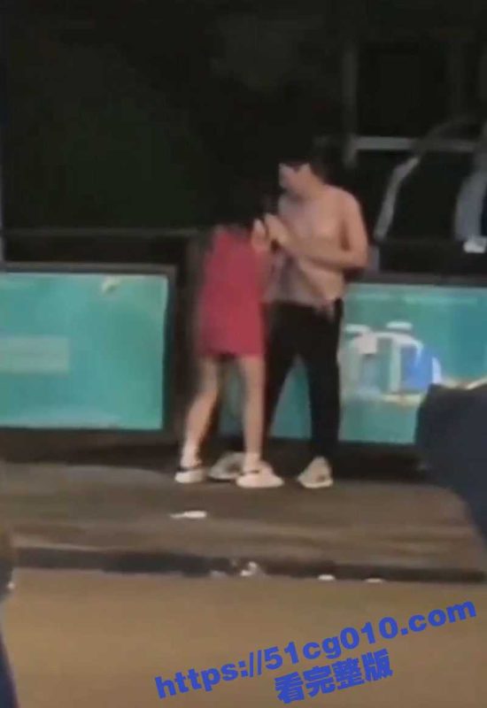 万达金街惊现站街女“吹一下吗 今天还没开张 只要50”男子欲拒还迎！-51吃瓜网