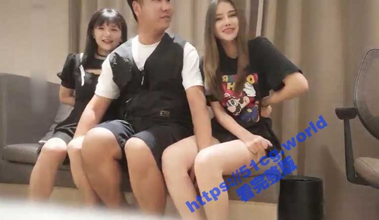 【小宝寻花】今晚再约两个甜美萌妹双飞啪啪  左拥右抱一起舔弄翘起屁股轮着操  快速抽插妹子推屁股-51吃瓜网