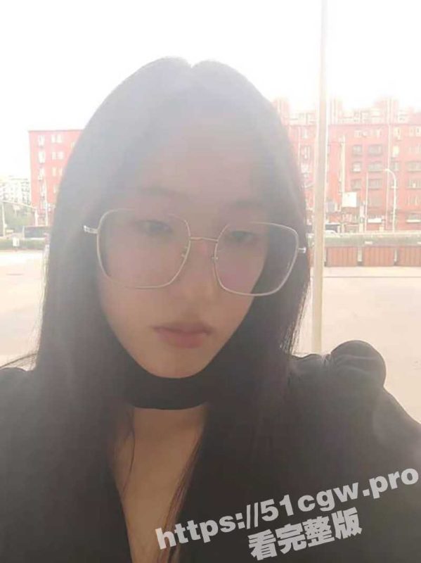 江西大学眼镜妹女友 刚做完毕业答辩很开心 奖励她一根大肉棒尝尝 看看这小母狗吃的多开心-51吃瓜网