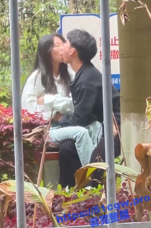 现在的情侣摸奶都不看场合了嘛？实拍情侣户外和地铁摸奶 现在的女孩子真开放啊-51吃瓜网
