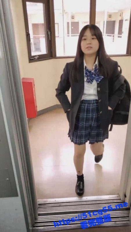 日本猥琐电梯服务员 抄底偷拍JK美少女 天天就对着她拍 非常专一！这就是电梯痴汉吗？-51吃瓜网