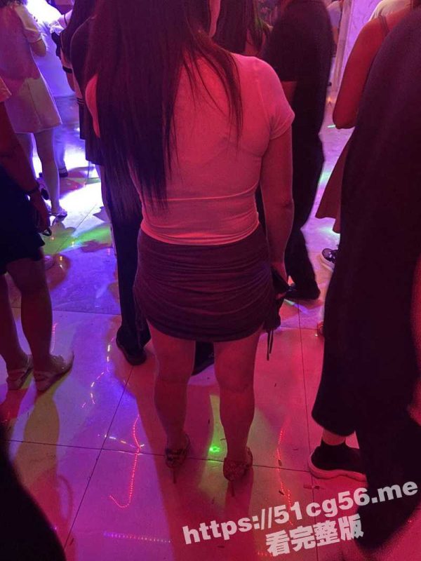 砂舞舞厅偷拍系列 男人的天堂 地下舞厅内的淫乱 抓奶抠逼摸屌打站桩 极品女神也只要十元三曲-51吃瓜网