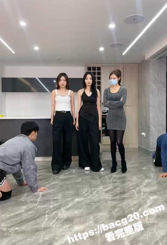 三个小仙女联手凌虐调教受虐男 大嘴巴子轮流暴打 舔鞋底羞辱狂骂 站在身上起跳踩踏 玩法超级变态-51吃瓜网