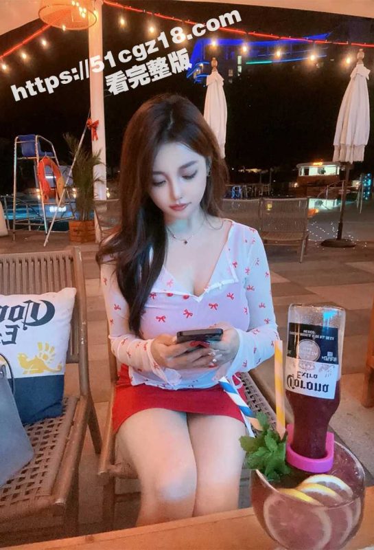 顶级福利姬女神 olive 最新私拍流出 白嫩尤物上演睡裙诱惑 戴肛塞玩炮机自我开发无毛蜜穴-51吃瓜网