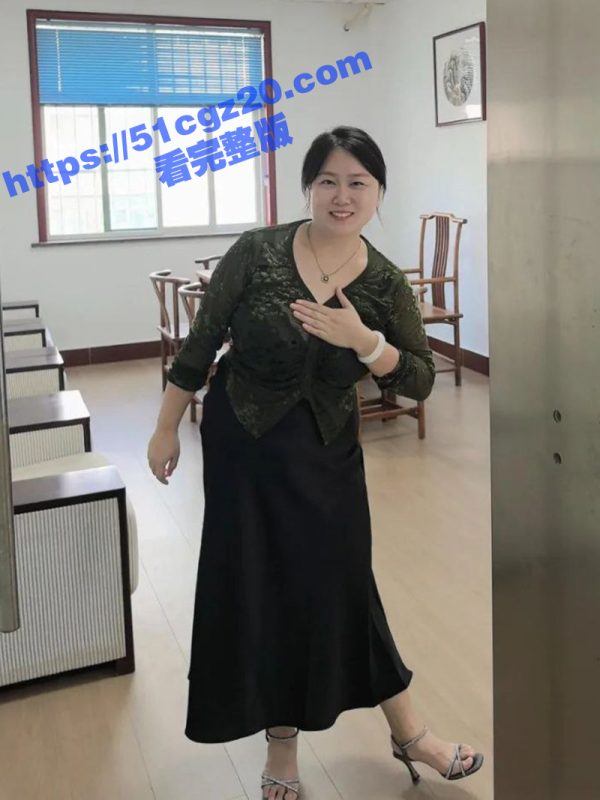 海角乱伦大神 变态的我和妈妈 趁骚妈睡觉进屋挑逗 拿来性爱椅女上位骑乘 爆操母亲骚穴！-51吃瓜网