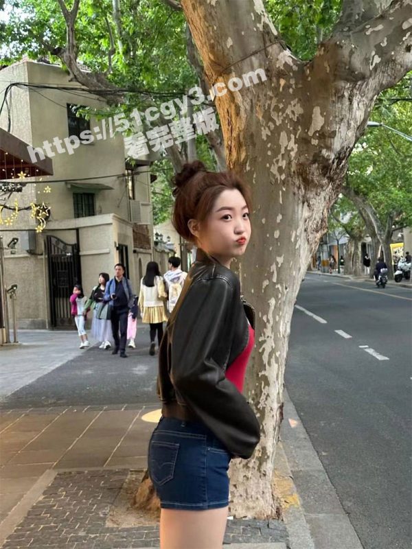 极品清纯学生妹被金主骗去旅游 白天游山玩水 晚上偷拍揉胸插穴 蜜桃臀都被撞肿了！-51吃瓜网