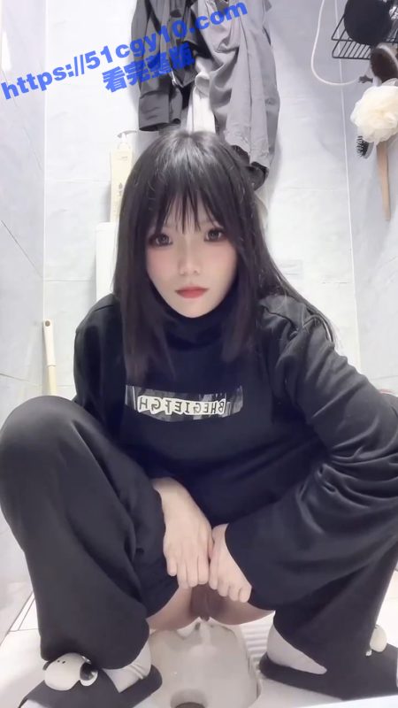 清纯女大学生高价定制私拍 靓丽少女厕所放尿瞬间 双马尾学生套装扣穴吃鸡！-51吃瓜网