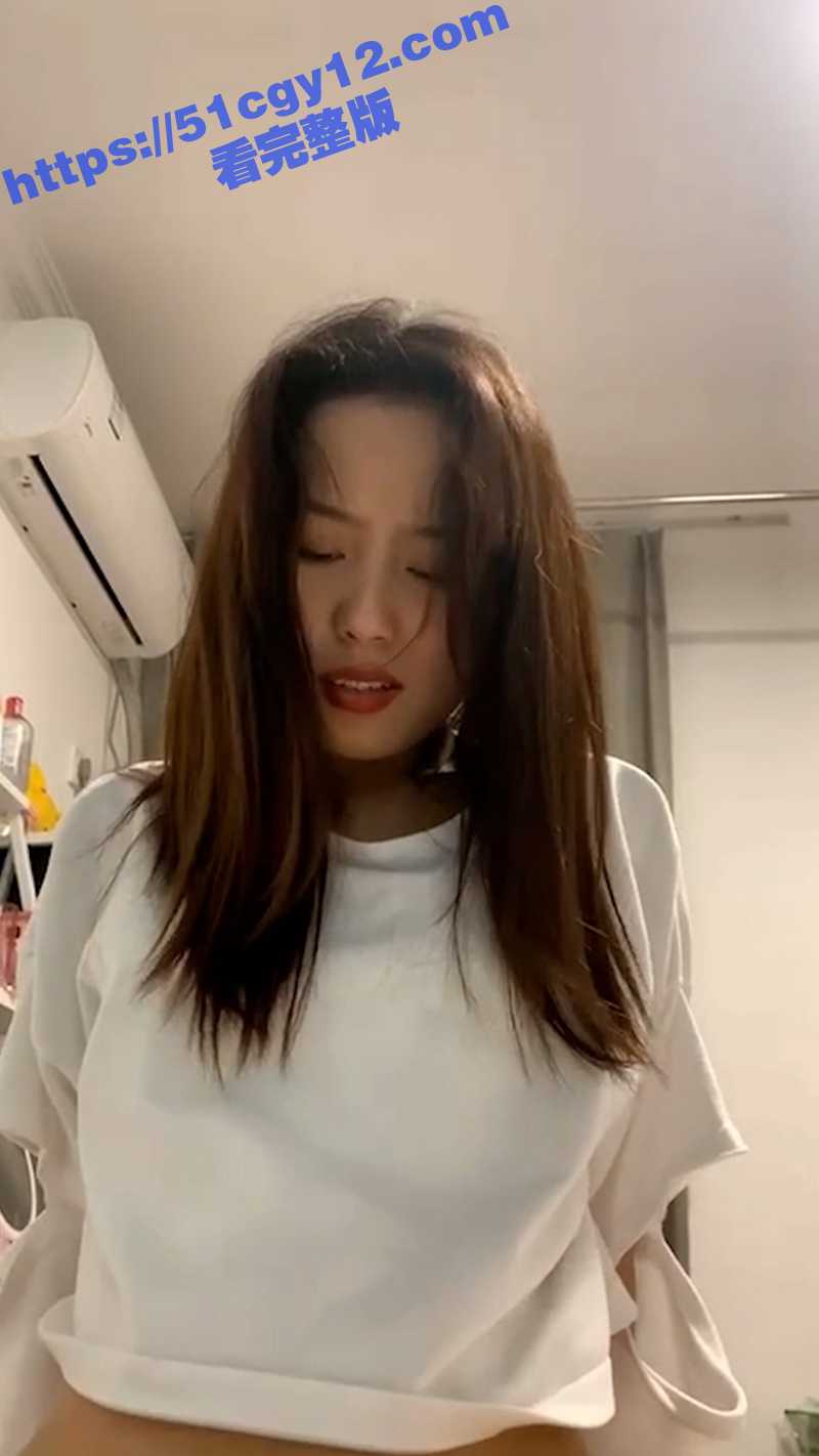 瓜友投稿！约操极品反差嫩妹 肉棒插嘴炮机插穴 一根鸡巴效仿3P性爱 小穴淫水止不住的外喷！ - 51吃瓜网-51吃瓜网