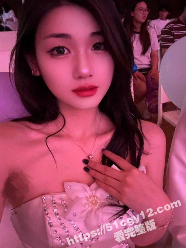 山东高颜值学生妹 李莹 被渣男网络招聘模特套路自拍 洗澡自慰展示绝美身材 裸体视频全网疯传！-51吃瓜网