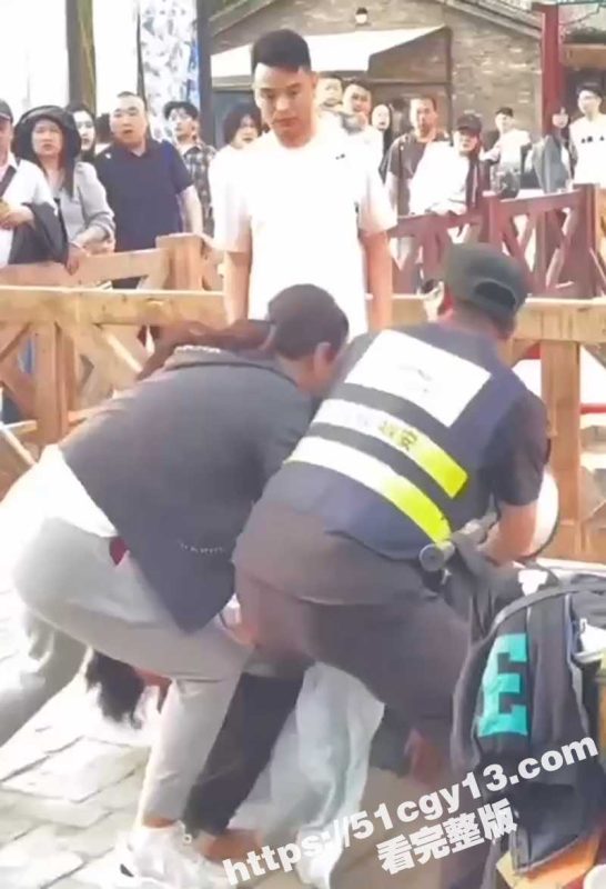 开封万岁山武侠城 游客互殴视频流出 女子打人被当场KO 围观群众大呼比演出精彩 值回票价！-51吃瓜网