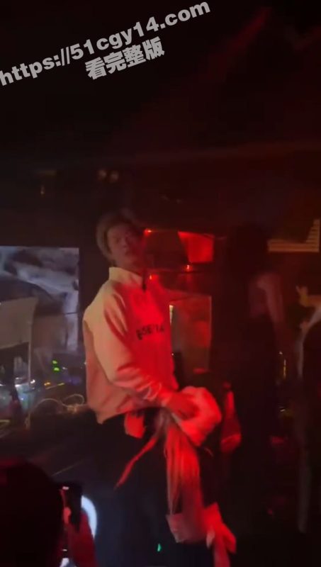 精神小妹酒吧被两名渣男灌醉诱奸 大庭广众之下3P开操 后边的妹子看傻眼了！-51吃瓜网