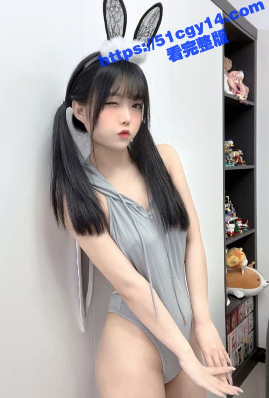 高颜值学生妹 穿着JK情趣制服被富二代网调 外表清纯身材火辣 一线天白虎馒头穴十分诱人！-51吃瓜网
