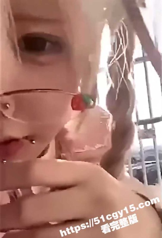震惊！日本花季少女直播时突然跳楼！刚刚得知男友出轨背叛  直接爬上栅栏从高楼一跃而下！-51吃瓜网