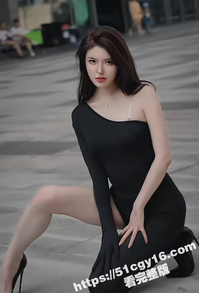 抖音网红 小乌苏Tina 参加活动遭保安咸猪手爆菊 肥臀乱颤却丝毫不慌 一看就是被摸多麻痹了！ - 51吃瓜网-51吃瓜网