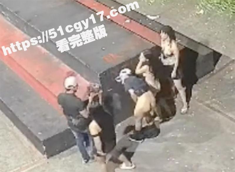 欧美二男三女深夜公园群P大戏 监控记录全过程激情场面 论尺度大还得是老外啊！-51吃瓜网