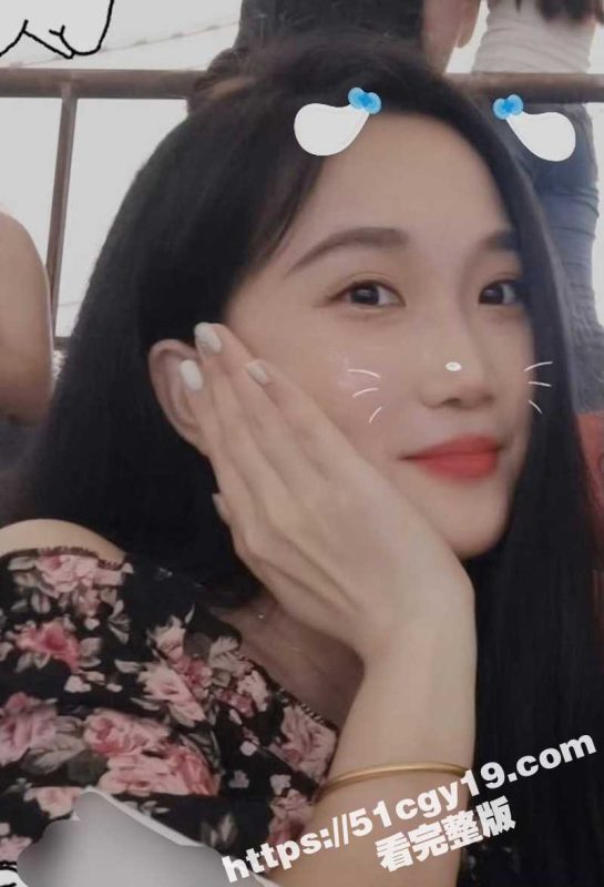 00后女大学生 钟嘉怡 不光颜值高身材还十分辣 与金主做爱时还拿着按摩棒刺激阴蒂 十足的反差母狗！-51吃瓜网