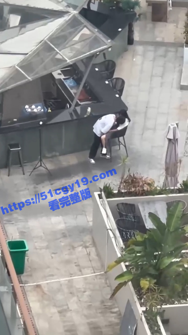 情侣当众发骚！男友大庭广众下给女友抠逼 高潮抽搐视频引爆全网！ - 51吃瓜网-51吃瓜网