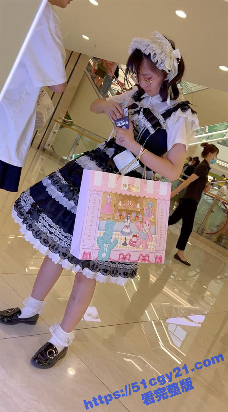 偷拍大神重磅高清新作！二次元洛丽塔眼镜妹商场翻车 透明蕾丝内裤骚到炸裂 反差婊实锤！ - 51吃瓜网-51吃瓜网