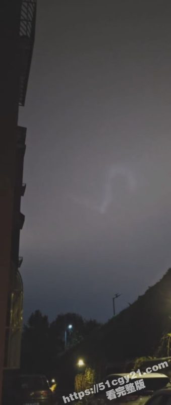 大连夜空惊现UFO！一排发光物体盘旋变形 诡异又震撼！究竟是外星人还是黑科技？-51吃瓜网
