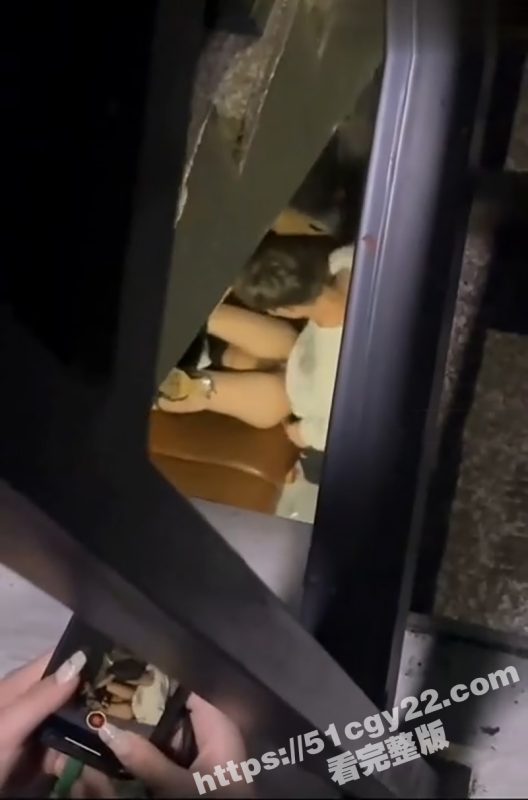 小情侣楼道激情野战 关键时刻男友却掉阳痿早泄 女友只好摸头安慰：没关系宝贝 你已经很厉害了！-51吃瓜网