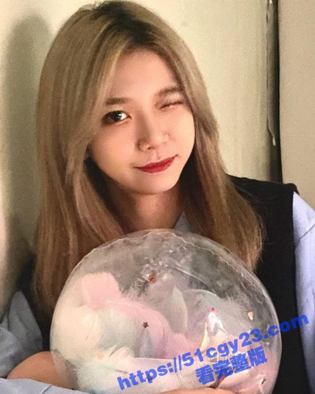 金发小网红尿尿惨遭偷拍 超美生活照和笑容吸粉无数 却被偷拍大神蹲点尾随 骚逼和屁股一览无余！-51吃瓜网