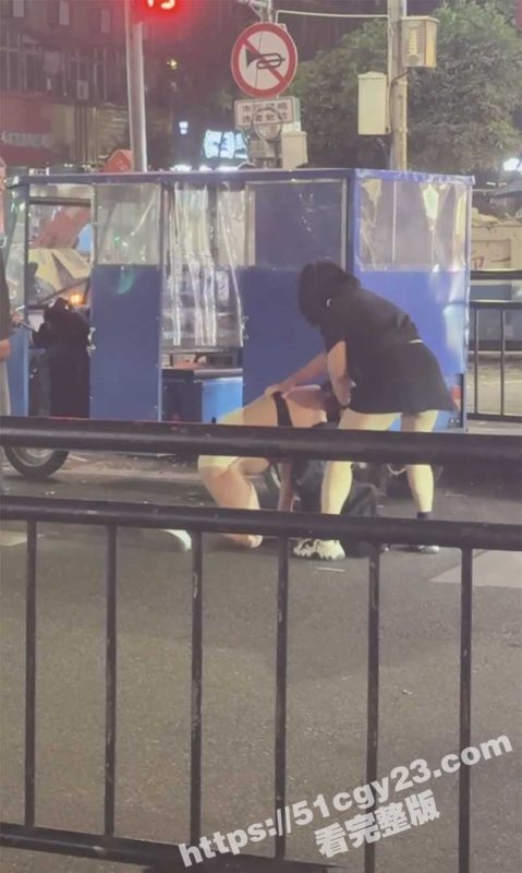 温州龙湾永中路 原配当街暴打小三 现场视频曝光 拳脚相向整个屁股和内裤都露出来 一旁大爷眼睛都看直了！-51吃瓜网