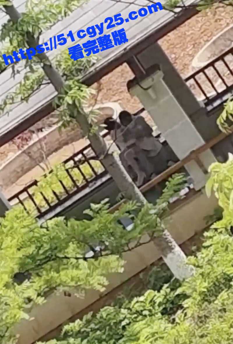 云南丘北县 小情侣户外公园 激情检查身体 视频遭全网疯传 小伙掀起裙子对女友下体展开3分钟的学术研究！ - 51吃瓜网-51吃瓜网