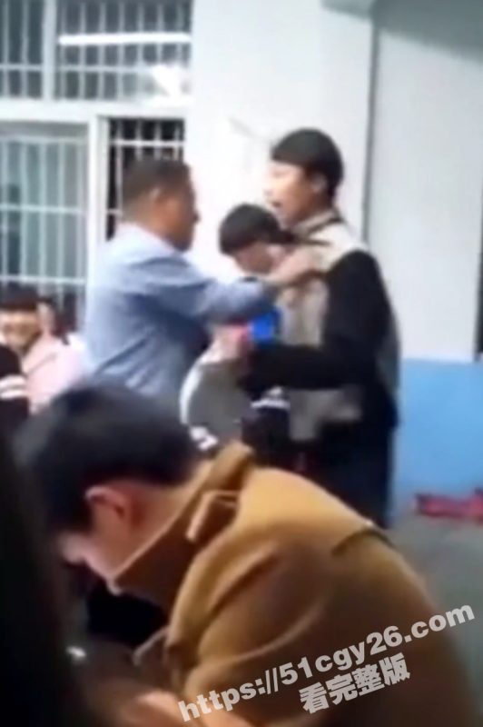 老师体罚学生 多位同学揭竿而起 逼在角落将其一顿痛扁 学校教室秒变群架现场！-51吃瓜网